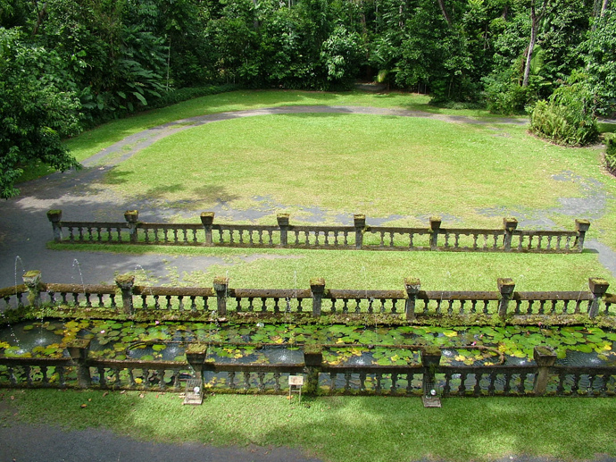 V tanečním sálu, který byl mimo jiné vybaven 1270 malými zrcadly, hrála živá hudba.