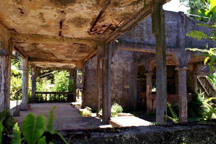 José a jeho žena se nicméně nevzdali. Něco opravili, něco přestavili, něco znovu zasadili... a za půl roku se brány hradu opět otevřely.