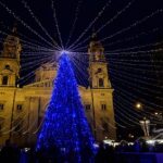 Stovky lidí přihlížejí rozzáření vánočního stromu před Bazilikou svatého Štěpána v maďarské Budapešti.
