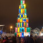 V estonském městě Rakvere nechali tentokrát vánoční koule stranou. Jeho sváteční chloubou je 12 metrů vysoký strom sestavený ze 121 oken z místních starých domů.