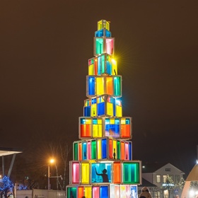V estonském městě Rakvere nechali tentokrát vánoční koule stranou. Jeho sváteční chloubou je 12 metrů vysoký strom sestavený ze 121 oken z místních starých domů.