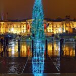 Na Trafalgarském náměstí v Londýně se po dešti kolemjdoucím zjevil „nekonečný“ strom.