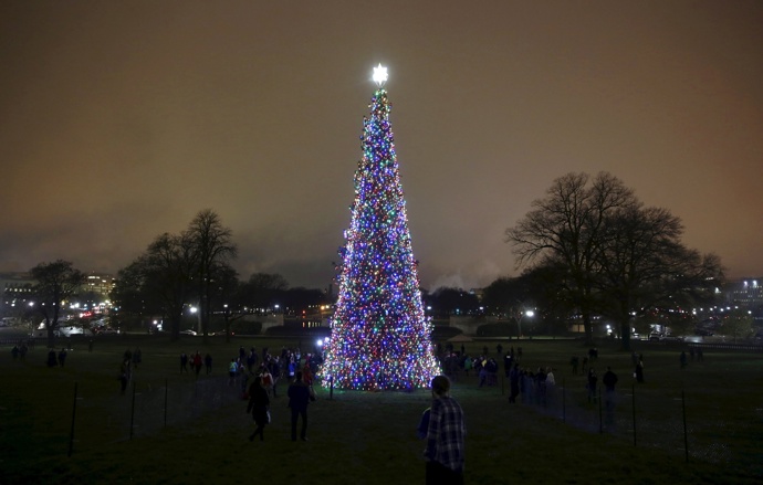 Strom se rozzářil i před budovou Kapitolu ve Washingtonu, D.C. Na rozdíl od toho „prezidentského“ mu dominují barevné žárovky a tyčí se do výšky 23 metrů.