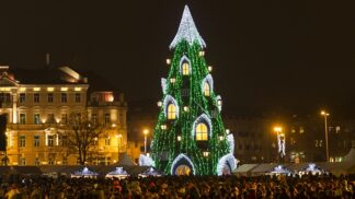 Kdopak asi přebývá v tomto stromě? Vánoční chlouba lotyšského hlavního města Vilnius patří dle deníku The Guardian k těm největším.