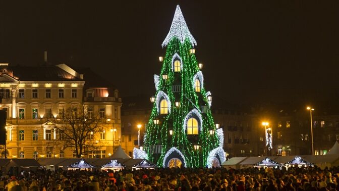 Kdopak asi přebývá v tomto stromě? Vánoční chlouba lotyšského hlavního města Vilnius patří dle deníku The Guardian k těm největším.