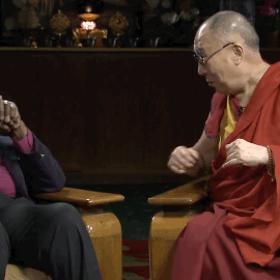 2. Singles mívají krásnější vztah s rodinou a přáteli. Singles se na rozdíl od lidí v manželství neupínají na jediného člověka. Svou energii vkládají do více vztahů – s rodiči, sourozenci, přáteli či sousedy. Jejich život tak může být „kompletnější“.