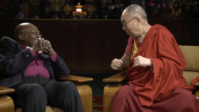 2. Singles mívají krásnější vztah s rodinou a přáteli. Singles se na rozdíl od lidí v manželství neupínají na jediného člověka. Svou energii vkládají do více vztahů – s rodiči, sourozenci, přáteli či sousedy. Jejich život tak může být „kompletnější“.