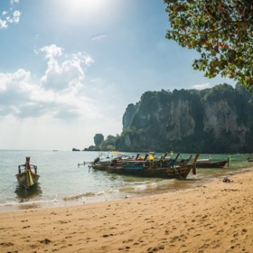 3. Koh Thonsáy (Kambodža) aneb další tropický ráj. Pokud milujete jídla z darů moře, tak tady za jedno zaplatíte neuvěřitelných 25 až 50 korun. Směšně nízké jsou i náklady na bydlení. Ale pozor – jde o skutečnou divočinu, nikoliv turistickou destinaci s udržovanými plážemi a tak dále.