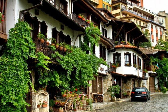 7. Veliko Tarnovo (Bulharsko). Je všeobecně známo, že Bulharsko je levná země. V tomhle malém městečku zaplatíte za pronájem bytu jen 5 000 korun měsíčně.