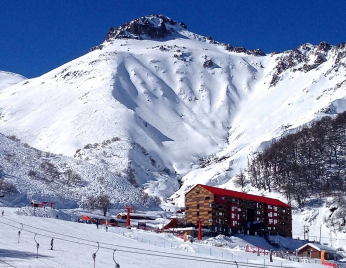 10. Las Trancas (Chile). Závěrem něco pro milovníky sněhu a zimních sportů. Za ubytování zaplatíte kolem 7 500 korun měsíčně, ale můžete lyžovat celý rok.