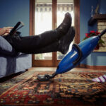 Realita za fotkou ale bývá úplně jiná. Někdy se jsme tak unavení z práce, že to poslední, na co pomýšlíme, jsou drobky na podlaze. Nebo se jednomu z nás prostě uklízet nechce. Nepořádku ani debatám o úklidu se v manželství člověk nevyhne.