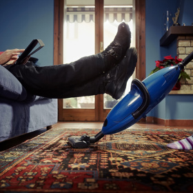 Realita za fotkou ale bývá úplně jiná. Někdy se jsme tak unavení z práce, že to poslední, na co pomýšlíme, jsou drobky na podlaze. Nebo se jednomu z nás prostě uklízet nechce. Nepořádku ani debatám o úklidu se v manželství člověk nevyhne.