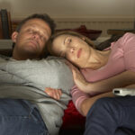 Většina manželů má děti, které musí někdo živit. Vrací se z práce pozdě večer, musí je nakrmit a pohrát si s nimi. A z povídání o uplynulém dni zbydou dvě „mrtvoly“ na gauči u televize. Není se za co stydět – k manželství to prostě patří.