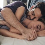 3. Usínání v objetí je sladké… ale jen na fotkách. Kdyby totiž uměly mluvit, prozradily by všechny rušivé zvuky odvedle. Nebo spánkové projevy partnera, které se rozhodně neřadí do sekce „romantické“.