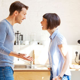 Kvůli idealizaci nemají lidé pochopení pro nedokonalosti a chyby partnera. Nejsou ochotni řešit ve vztahu problémy a konflikty. Jenže ty ke každému vztahu zkrátka patří. 