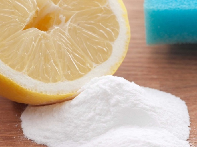 11. Se skvrnami od potu lehce zatočí kombinace jedlé sody a citronové šťávy.
