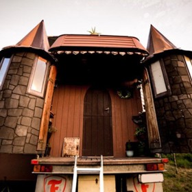 Autory tohoto projektu jsou Jola a Justin – pár, který toužil po opravdu unikátním a současně ekologickém bydlení.