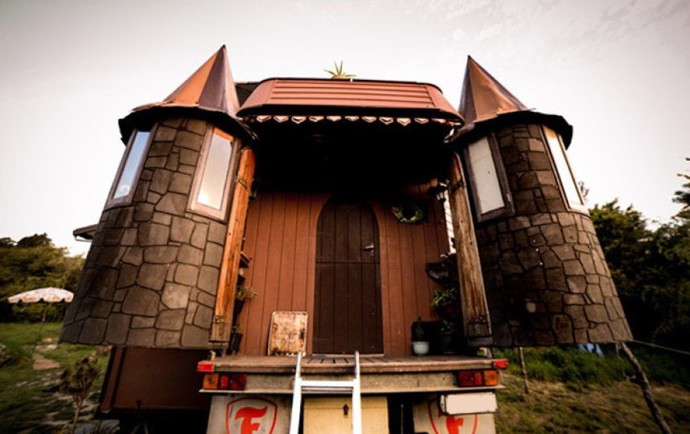 Autory tohoto projektu jsou Jola a Justin – pár, který toužil po opravdu unikátním a současně ekologickém bydlení.