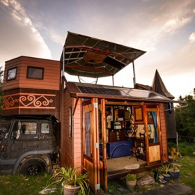 Na střeše jsou umístěny solární panely, které vyrábějí energii pro ohřev vody.