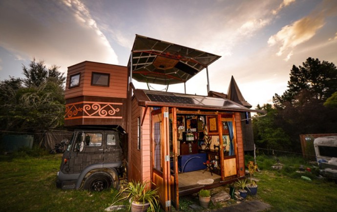 Na střeše jsou umístěny solární panely, které vyrábějí energii pro ohřev vody.