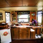 V kuchyni nás zaujalo především dřevěné obložení vyrobené ze stožárů vysokého napětí.