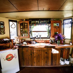 V kuchyni nás zaujalo především dřevěné obložení vyrobené ze stožárů vysokého napětí.