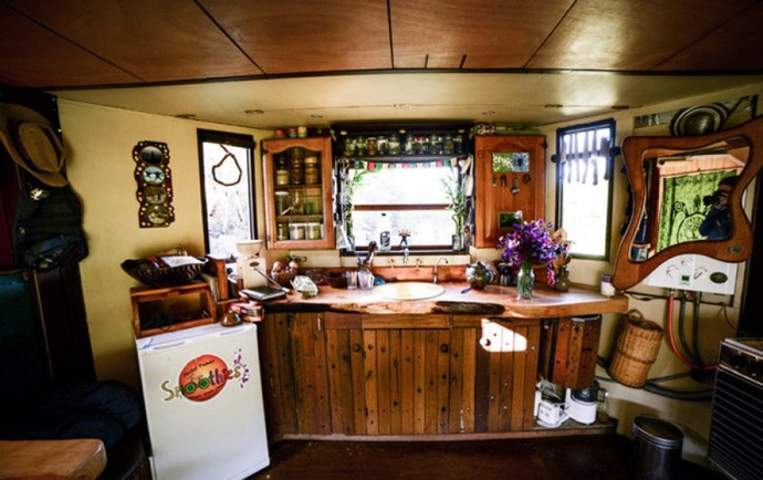 V kuchyni nás zaujalo především dřevěné obložení vyrobené ze stožárů vysokého napětí.