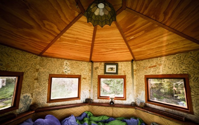 Ložnice, respektive spací patro, působí velmi útulným dojmem.