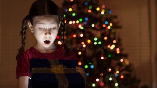 Odhalení, že Ježíšek neexistuje, může podkopat důvěru mezi dětmi a rodiči.