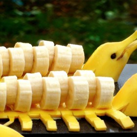 2. Banán. Přezrálý banán chytá při pečení druhý dech. Zastoupí vejce, když slepice nenesou. Už půlka rozmačkaného banánu dokáže stejné zázraky, co jedno vejce. (Ne)výhodou je banánová chuť, kterou pečená pochoutka získá.