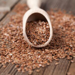 3. Lněná semínka. Věřte nevěřte, lněná semínka spojí ingredience stejně dobře jako vejce. Ne však sama o sobě – potřebují vodu. Smíchejte 1 lžíci rozmixovaných lněných semínek s 3 lžícemi vody a počkejte, až len nabobtná.