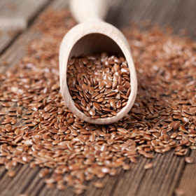 3. Lněná semínka. Věřte nevěřte, lněná semínka spojí ingredience stejně dobře jako vejce. Ne však sama o sobě – potřebují vodu. Smíchejte 1 lžíci rozmixovaných lněných semínek s 3 lžícemi vody a počkejte, až len nabobtná.