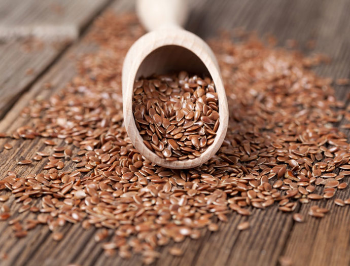 3. Lněná semínka. Věřte nevěřte, lněná semínka spojí ingredience stejně dobře jako vejce. Ne však sama o sobě – potřebují vodu. Smíchejte 1 lžíci rozmixovaných lněných semínek s 3 lžícemi vody a počkejte, až len nabobtná.