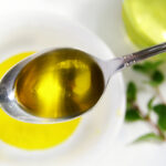 4. Rostlinný olej. Ten máme doma všichni! Jedno vejce dokáže nahradit už ¼ hrnku oleje. Pokud však potřebujete vajec do těsta víc, možná bude lepší, když vyzkoušíte jinou náhražku. Pokrm by mohl být zbytečně mastný a tučný.