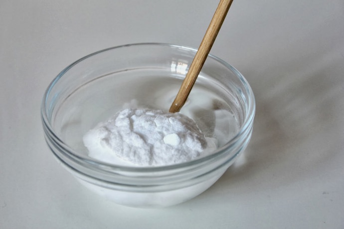 5. Voda, olej a prášek do pečiva. Smíchejte 2 lžíce vody, lžičku oleje (kukuřičného nebo rostlinného) a 2 lžičky prášku do pečiva. Namísto jednoho vajíčka to bude stačit. Podle serveru SheKnows tato metoda funguje tak perfektně, že budete zírat.