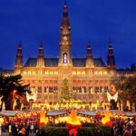 2. Vídeň, Rakousko (12. 11.–24. 12.). Tradice těchto trhů sahá až do 13. století. V současnosti zde naleznete přes 150 stánků plných vlněných čepic, kožených oděvů, perníkových srdíček a tak dále.