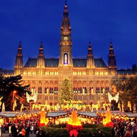 2. Vídeň, Rakousko (12. 11.–24. 12.). Tradice těchto trhů sahá až do 13. století. V současnosti zde naleznete přes 150 stánků plných vlněných čepic, kožených oděvů, perníkových srdíček a tak dále.