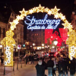 4. Štrasburk, Francie (25. 11.–31. 12.). Projděte si 11 různých „vesnic“ (tematických oblastí) a ochutnejte místní specialitu – sušenky bredele.