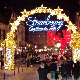 4. Štrasburk, Francie (25. 11.–31. 12.). Projděte si 11 různých „vesnic“ (tematických oblastí) a ochutnejte místní specialitu – sušenky bredele.