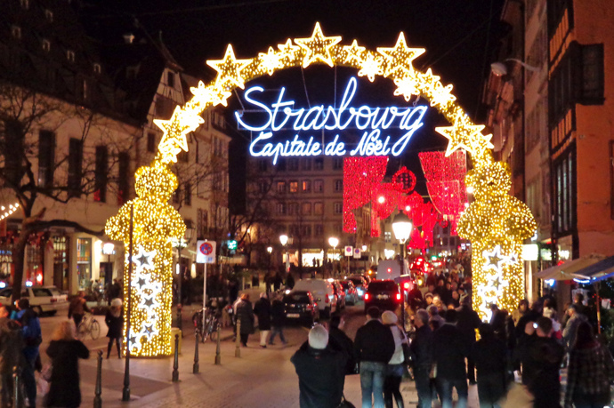 4. Štrasburk, Francie (25. 11.–31. 12.). Projděte si 11 různých „vesnic“ (tematických oblastí) a ochutnejte místní specialitu – sušenky bredele.