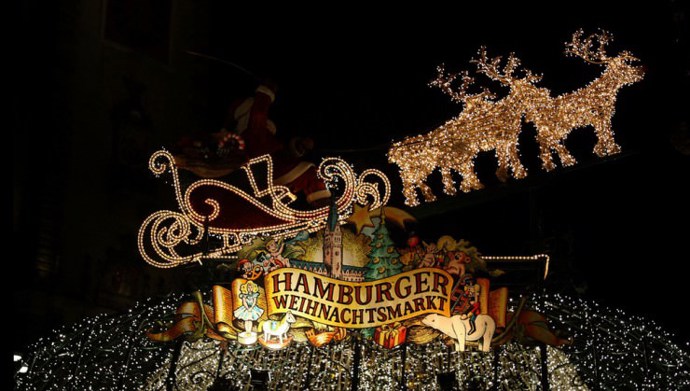 5. Hamburk, Německo (21. 11.–23. 12.). V Hamburku na vás mimo jiné čeká ulička hraček (Spielzeuggasse) nebo erotický trh Santa Pauli (pouze pro osoby starší 18 let). Za zmínku stojí i trh Jungfernstieg, který se specializuje na luxusní jídlo a dárky.