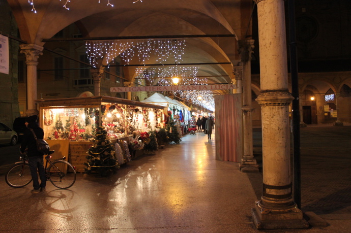 9. Bologna, Itálie (20. 11.–6. 1. 2017). Bologna je symbolem dobrého jídla. Pokud milujete ovocný marcipán či kůru citrusových plodů máčenou v hořké čokoládě, bude se vám tady líbit.