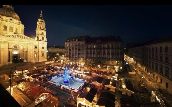 12. Budapešť, Maďarsko (13. 11. 2016–6. 1. 2017). V Budapešti na vás čeká přes 100 stánků plných sladkého pečiva, tradičních beranic a rukavic, čokolád, medových dortů a tak dále.