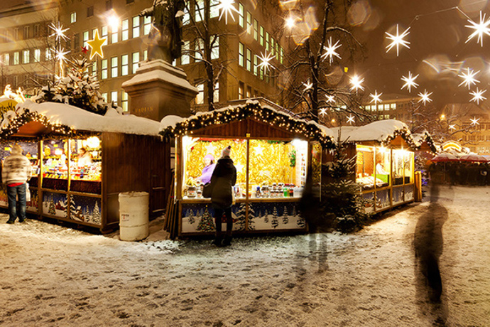13. St Gallen, Švýcarsko (24. 11.–24. 12.). Barokní katedrála, středověké domy, zasněžené hory. Co víc si přát? Možná biberli – místní perníkovou/marcipánovou pochoutku.
