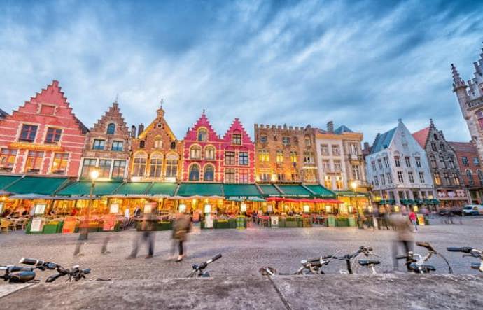 14. Bruggy, Belgie (18. 11. 2016–1. 1. 2017). Nenechte si ujít místní pivo ve Staminee de Garre (útulné hospůdce v uličce De Garre). A samozřejmě ani vyhlášené belgické čokolády.