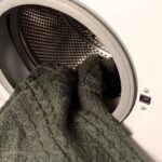 Spoustě mužů nedojde, že některé oblečení se v sušičce poněkud srazí...