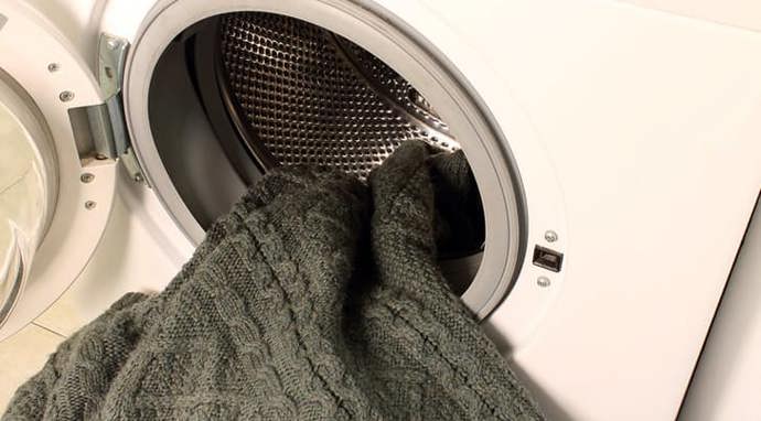 Spoustě mužů nedojde, že některé oblečení se v sušičce poněkud srazí...