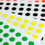 Pořiďte si barevné samolepící štítky a dotyčné kusy vaší garderoby jimi označte.