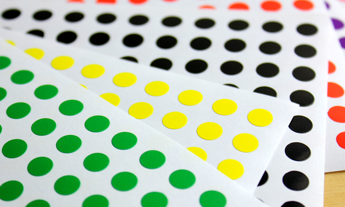 Pořiďte si barevné samolepící štítky a dotyčné kusy vaší garderoby jimi označte.