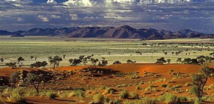 Nejmíň deště: Namibie. V této zemi skoro vůbec neprší. Tak třeba v přístavním městě Swakopmund spadne méně než 2,5 centimetrů srážek za rok.